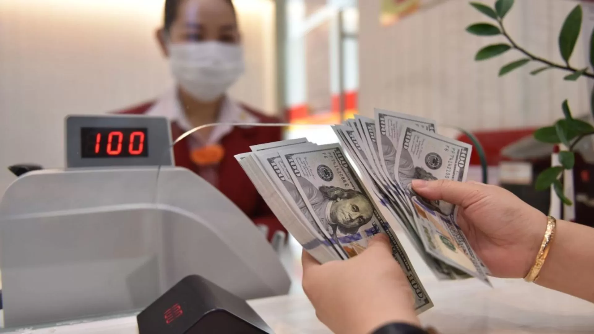 Changer de l'argent dans une banque au Vietnam