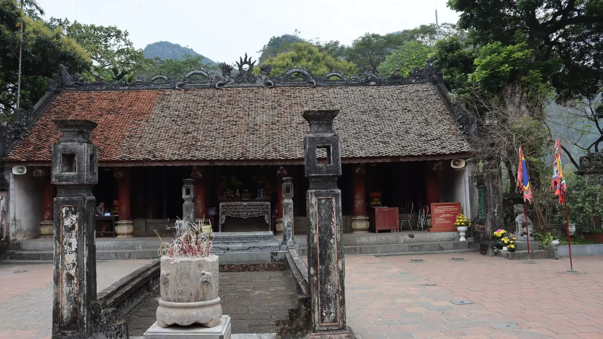 Temples dynastiques de Dinh et Le 