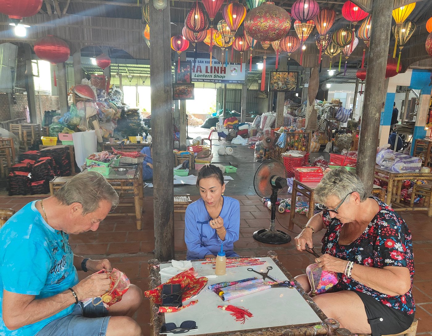 Des clients de Hanoi Voyages fabriquent des lanternes à Hoi An