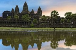 Temple en pierre et son reflet sur l'eau à Siem Reap