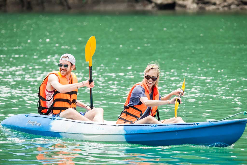 Baie d'Halong couple en kayak, Vietnam