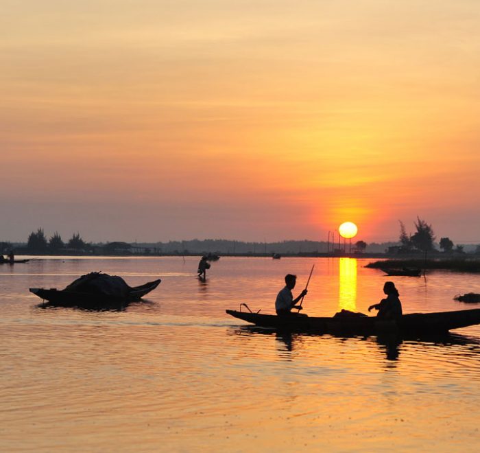 Coucher de soleil sur l'eau à Hue