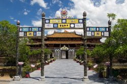 Entrée d'un temple à Hue