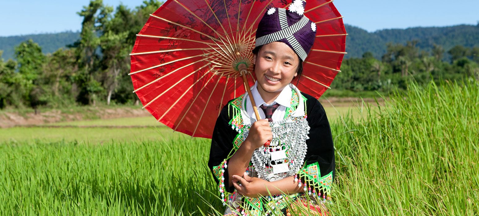 Hmong au Laos tenant une ombrelle