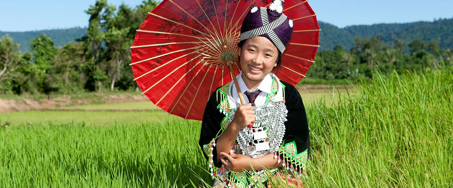 Hmong au Laos tenant une ombrelle