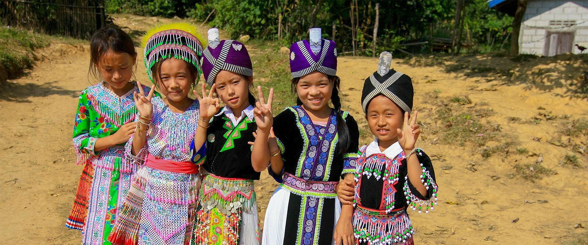 Laos enfants en tenues traditionnelles