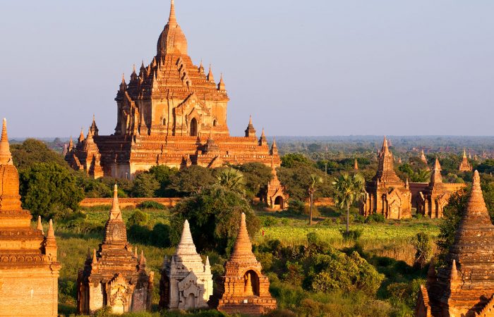 Les rayons du soleil éclairent un temple en pierre à Bagan