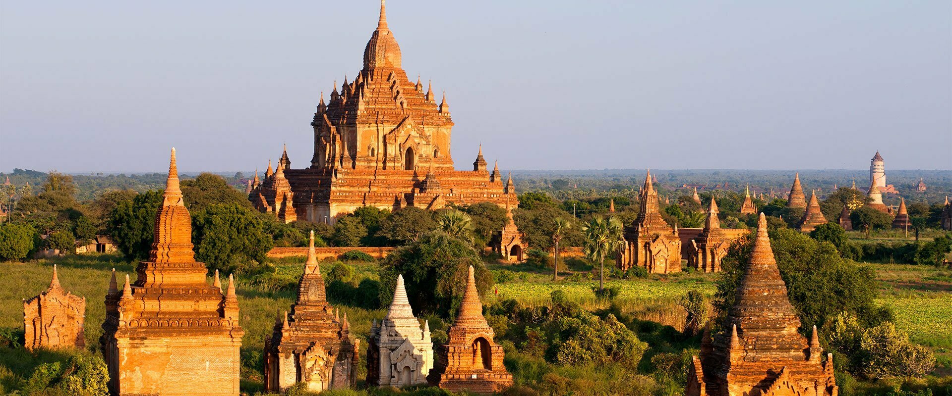 Les rayons du soleil éclairent un temple en pierre à Bagan