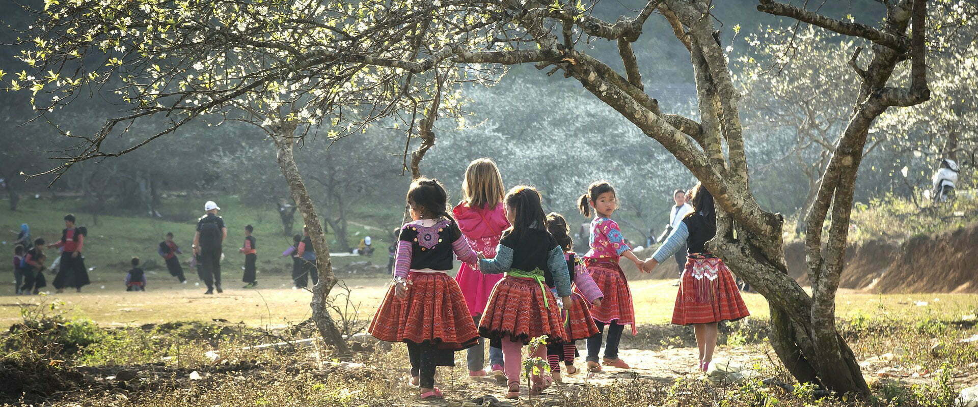 Groupe d'enfants habillés traditionnellement