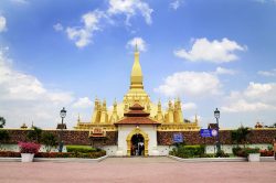 Temple doré et fleuri à Vientiane