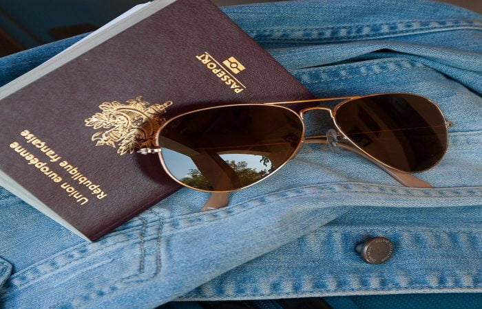 Passport, lunette de soleil et veste en jean