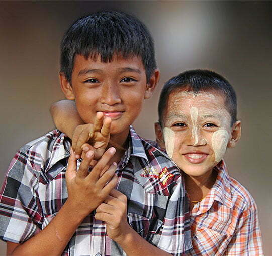deux enfants birmans souriants