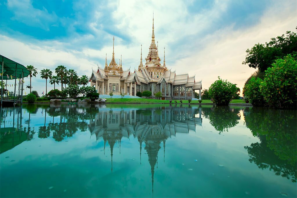 Temple thaïlandais et son reflet sur l'eau