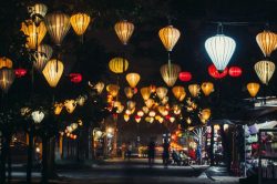 quand-partir-au-vietnam-et-cambodge - Rue éclairée par les fameuses lanternes de Hoi An