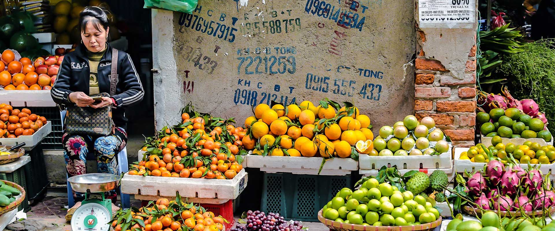 Vendeuse de fruits et légumes au Vietnam