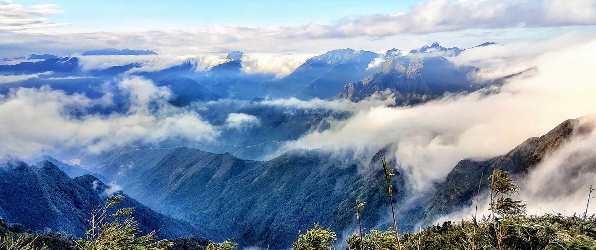 Mer de nuages entre les montagnes au Vietnam
