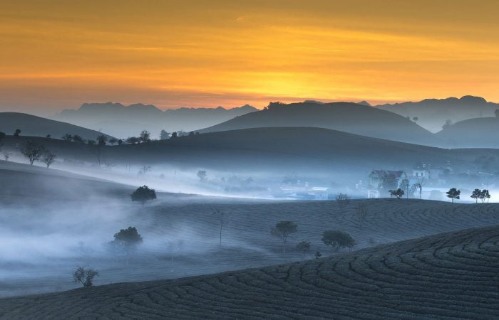 Lever de soleil et brume matinale dans la vallée vietnamienne