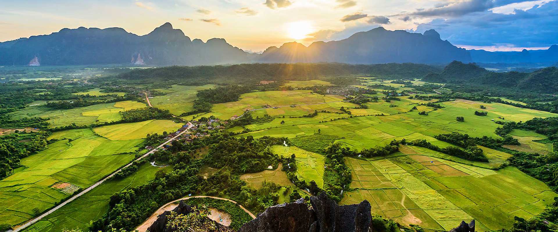 quand partir au laos - Coucher de soleil dans une vallée au Laos
