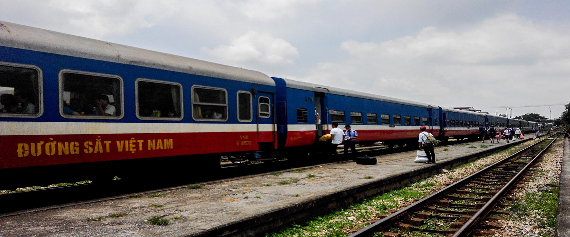 Passagers montant dans un train vietnamien