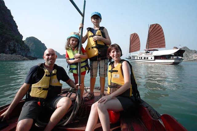 Famille sur le bateau d'Halong