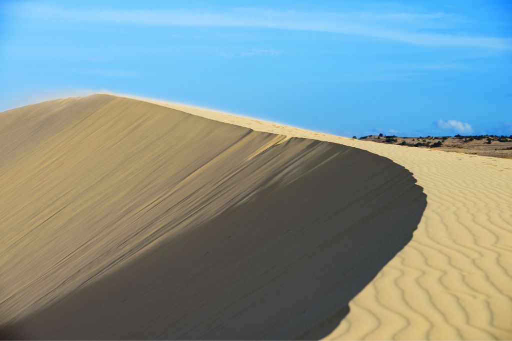 Faire du sandboarding sur les dunes de sable de Bau Trang