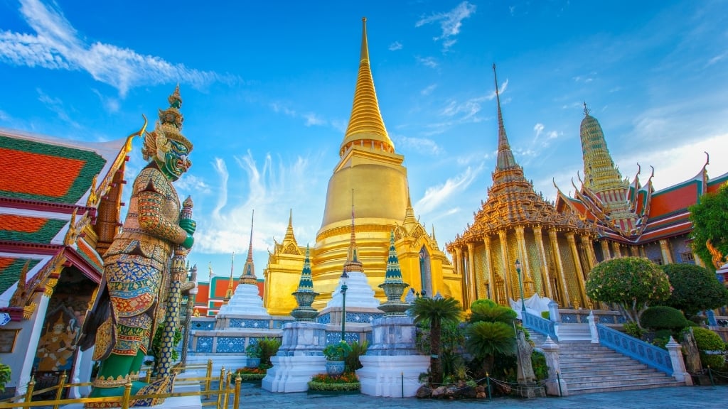 Carte touristique de la Thaïlande pour un voyage bien organisé - thailand bangkok wat phra kaew 1024 Temple majestueux avec statues colorées.