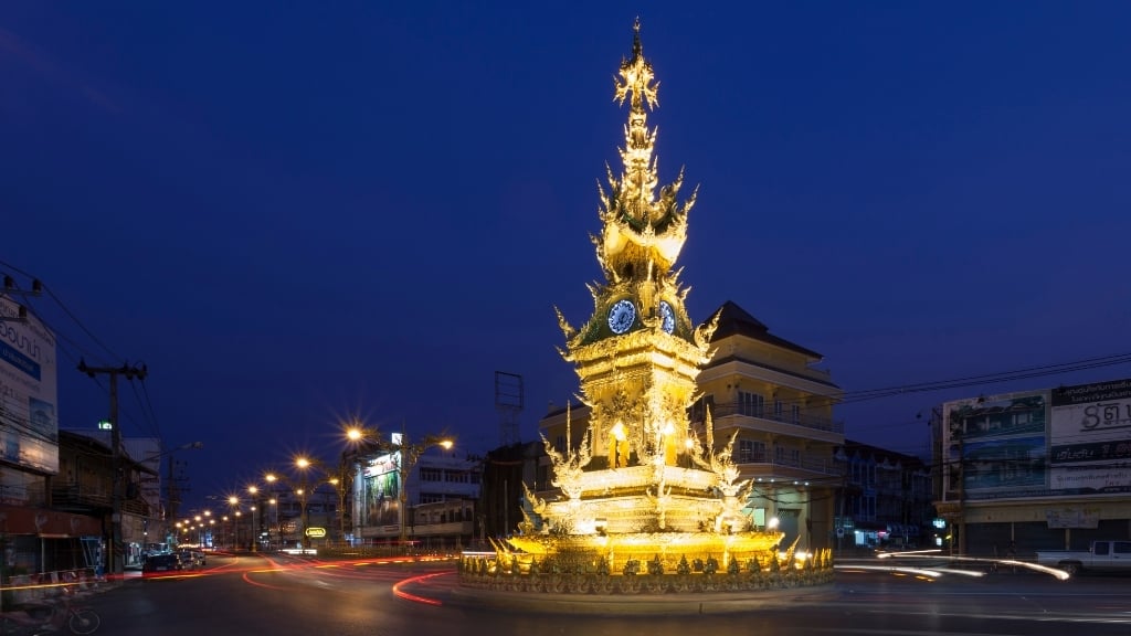 La tour d'Horloge illuminée, un incontournable de que faire à Chiang Rai