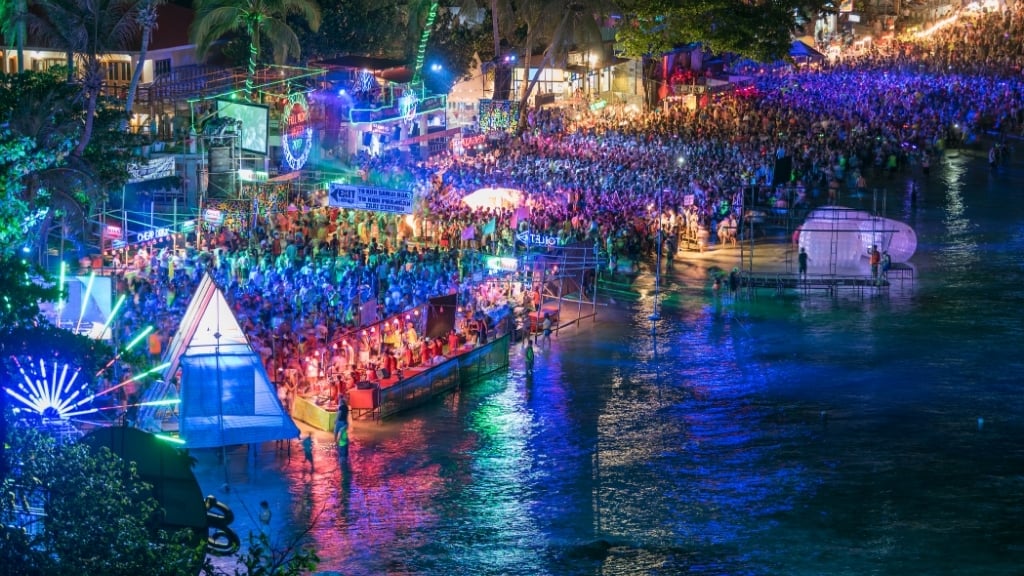 La nuit, l’île est remplie des lumières vives de la fête.