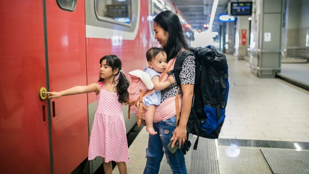 Voyage au Vietnam avec un bébé : checklist des indispensables - vietnam essentiels porte bebe 1024 Utilisant un porte-bébé