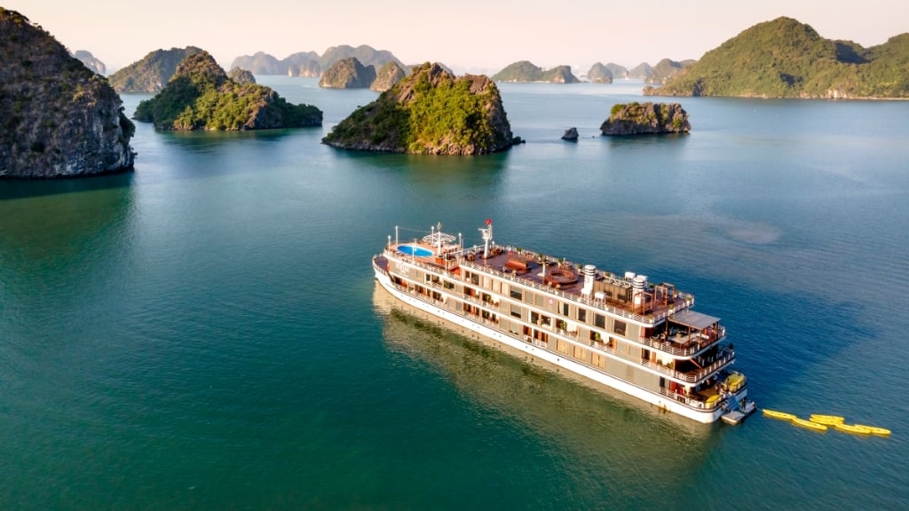 Croisières de luxe dans la baie d'Halong