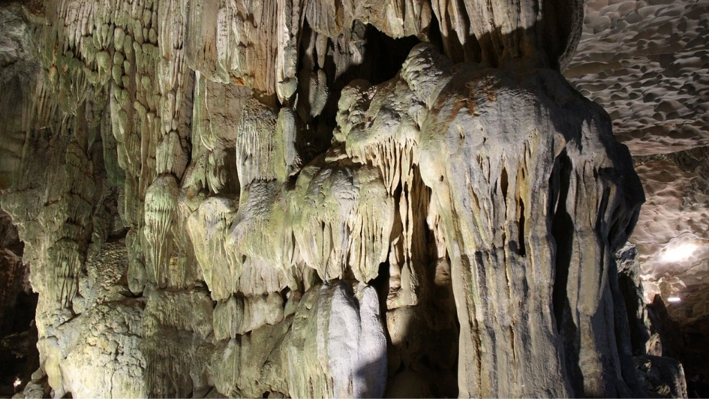 vietnam-halong-grotte-dau-go