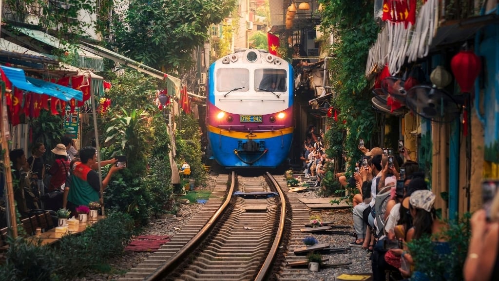 vietnam-hanoi-la-rue-du-train