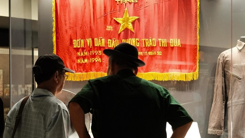 Les visiteurs explorant le musée d'histoire militaire du Vietnam