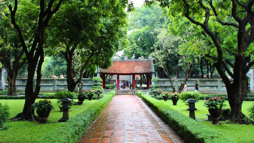 Tout sur le Temple de Littérature : Un incontournable à Hanoi - vietnam hanoi porte dai trung 1024 Porte Dai Trung