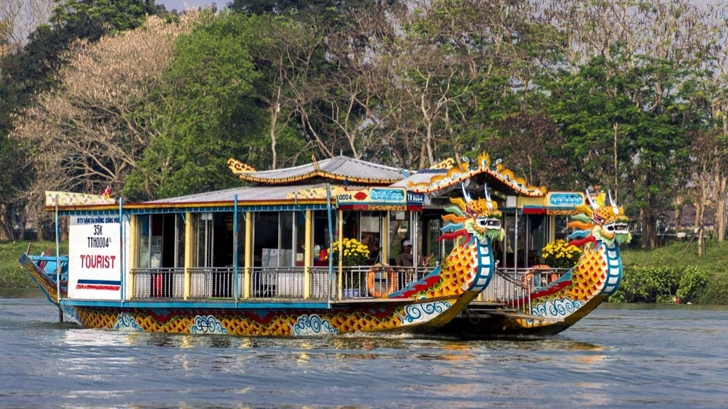 Que voir et faire à Hué le soir ? - vietnam hue bateau de dragon 1024 vietnam-hué-bateau-de-dragon