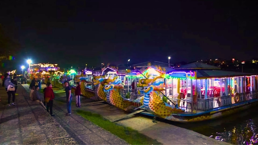 Que voir et faire à Hué le soir ? - vietnam hue croisiere bateau dragon 1024 Croisière en bateau-dragon à Hué