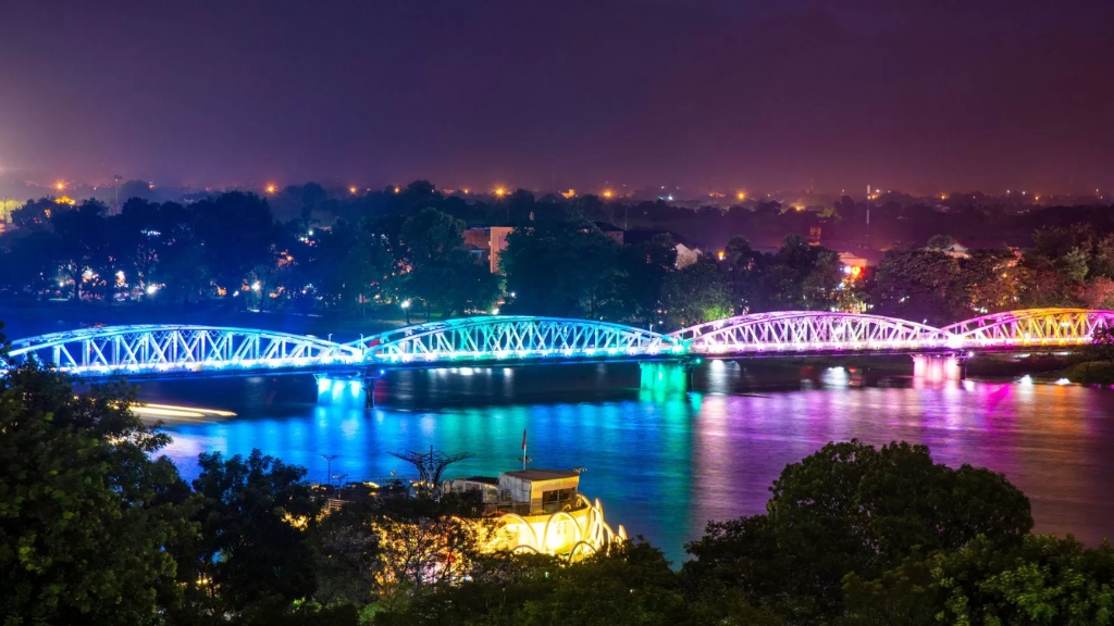 Que voir et faire à Hué le soir ? - vietnam hue pont trang tien 1024 Le pont Tràng Tiền la nuit