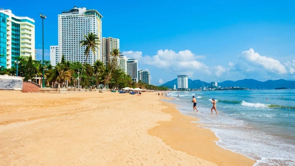 Les 18 plus beaux sites à visiter au Vietnam - vietnam nha trang plage 1024 Quand partir à Nha Trang?