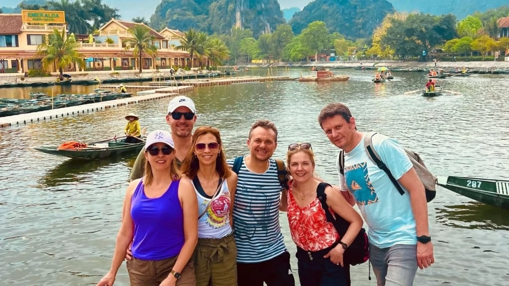 Groupe de voyage familial à Ninh Binh