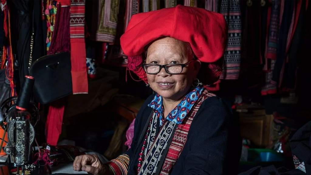 Femme dans le marché nocturne de Sapa