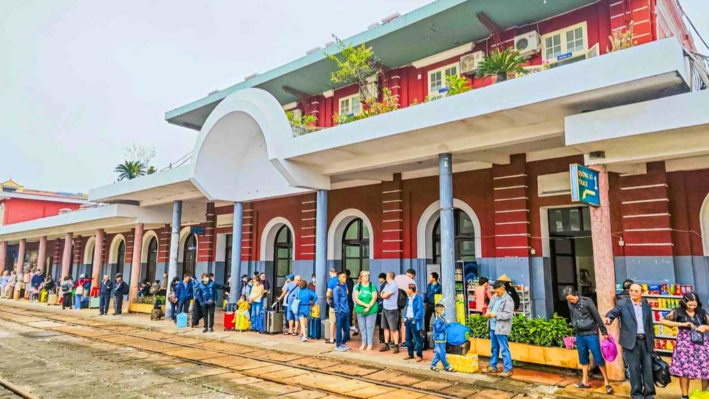 vietnam-transport-train