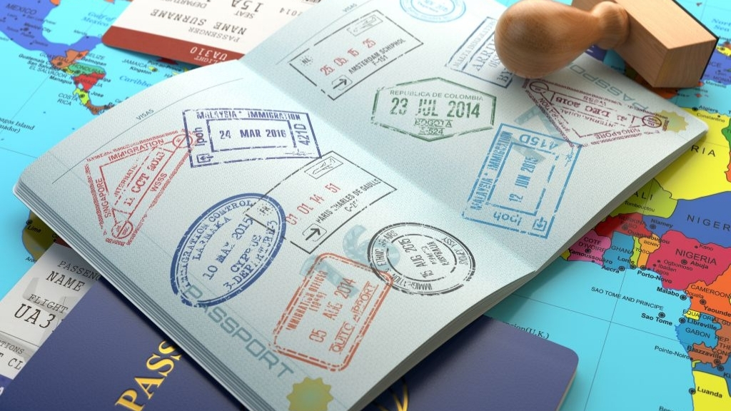 Passport, lunette de soleil et veste en jean