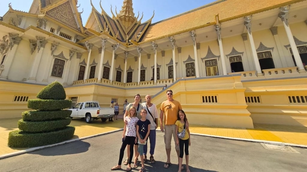 Groupe devant un palais majestueux.