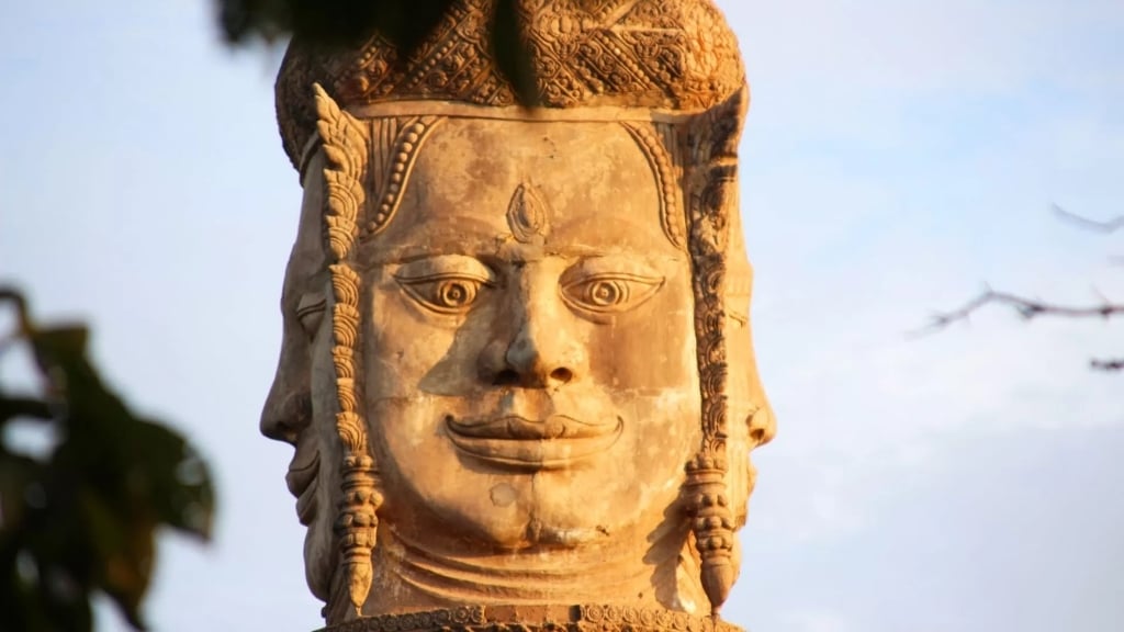 Stupa avec les cendres du roi Mak Proum Stupa avec les cendres du roi Mak Proum