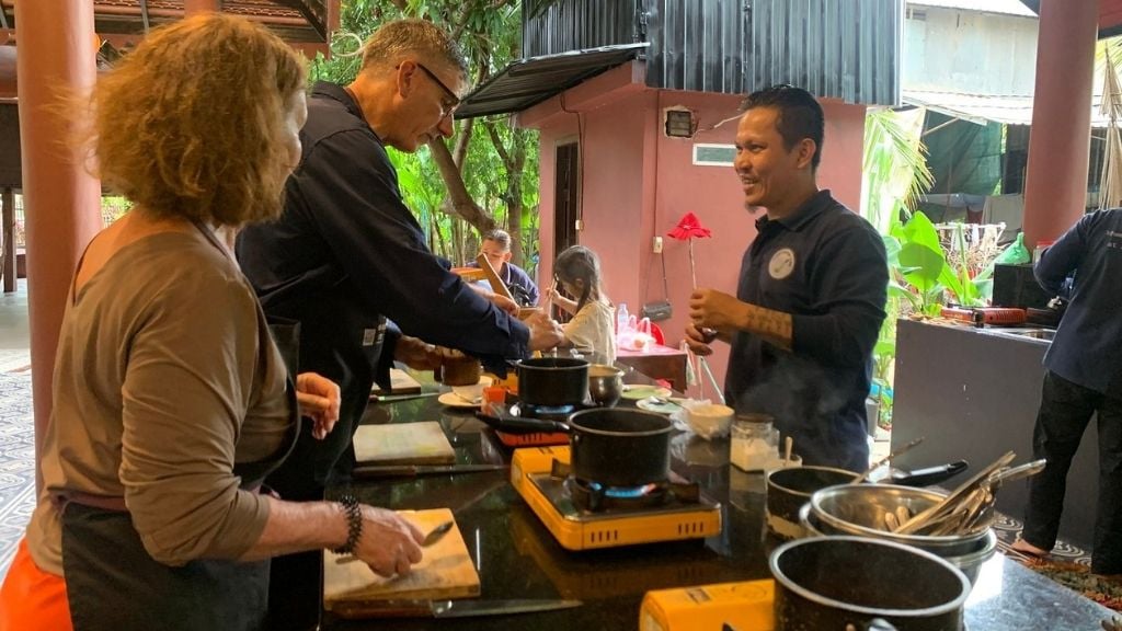 Touristes assistent à un cours de cuisine au Cambodge