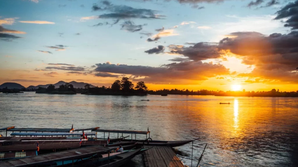 Le coucher du soleil Coucher de soleil spectaculaire sur les 4000 îles au Laos