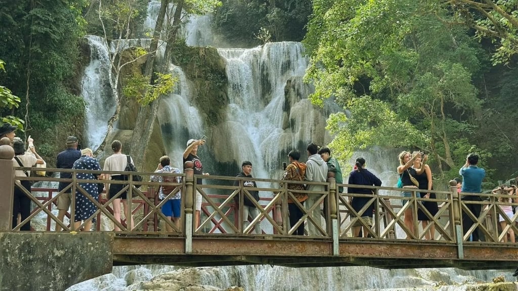La beauté naturelle de la cascade est idéale pour prendre des photos La cascade est idéale pour prendre des photos