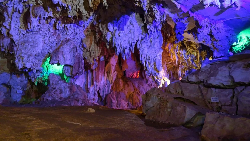 Grotte de Tham Nang Aen