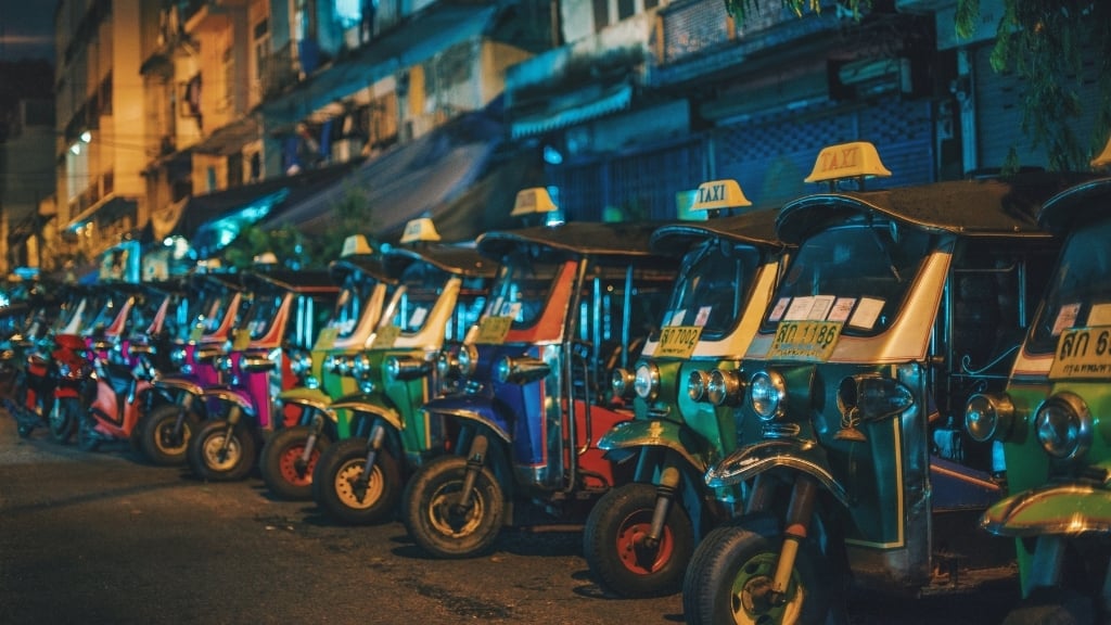 Tuk-tuk à nuit à Bangkok