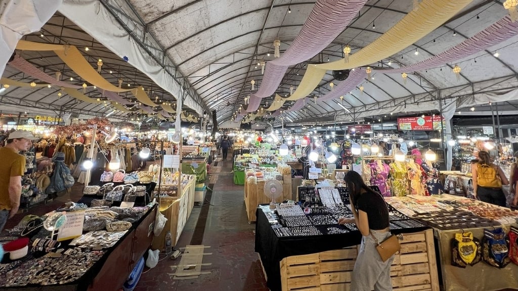 Chiang Mai Night Bazaar Marché nocturne Chiang Mai animé – que faire à Chiang Mai le soir